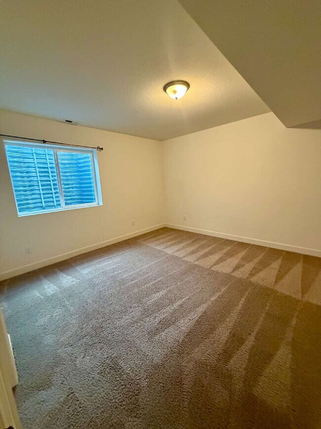 Building Photo - MOVE IN SPECIAL:   Move in before February 20th, 2026 receive $500 off of 1st Month’s Rent.