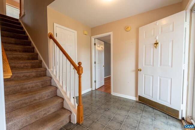Building Photo - 497 Sunset Dr