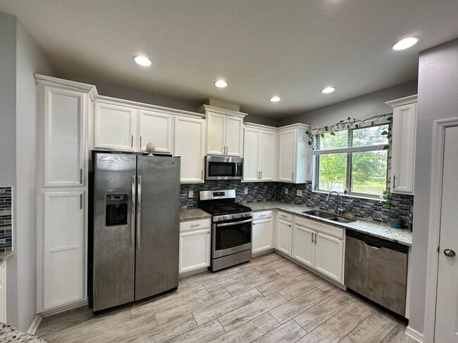 Building Photo - Lease this 3BR End-Unit Townhome in Gated Community with Water View!