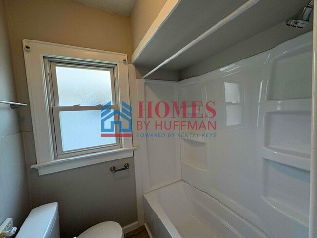 Building Photo - Two Bedroom House | Large Back Yard