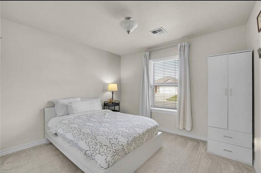 Building Photo - 1004 Village Dr