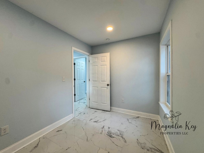 Building Photo - 403 73rd Ave N