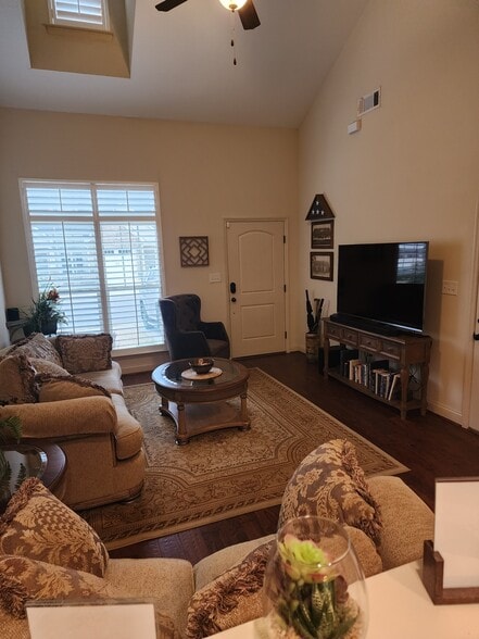 Den - 3016 Pointewest Dr
