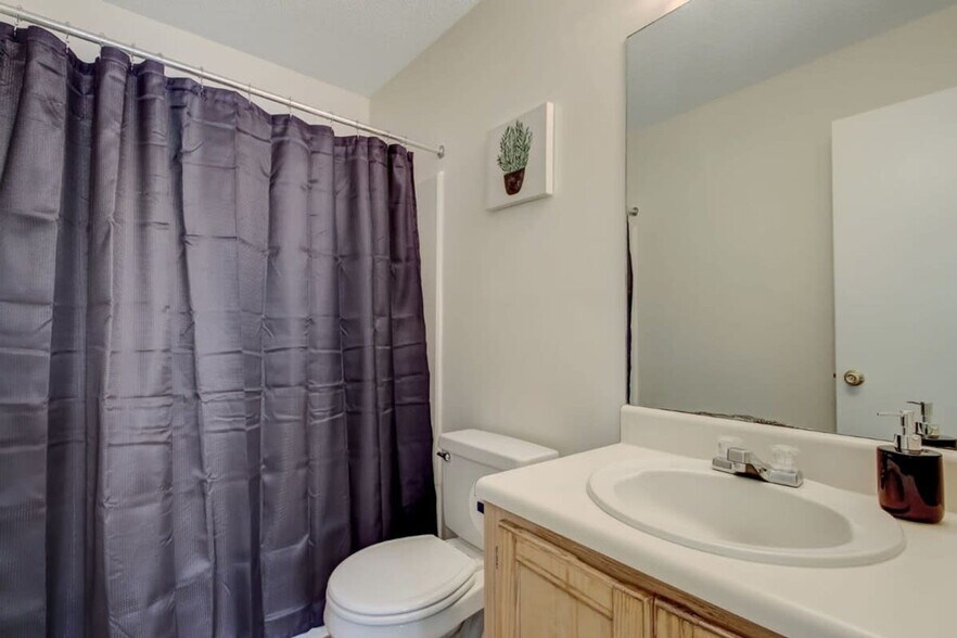 Building Photo - 222 Laurelwood Dr