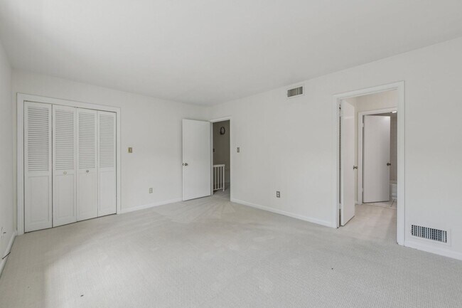 Building Photo - Updated 2BR/2.5BA Townhome in Gated West B...