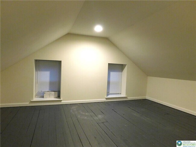 Building Photo - 826 Main St