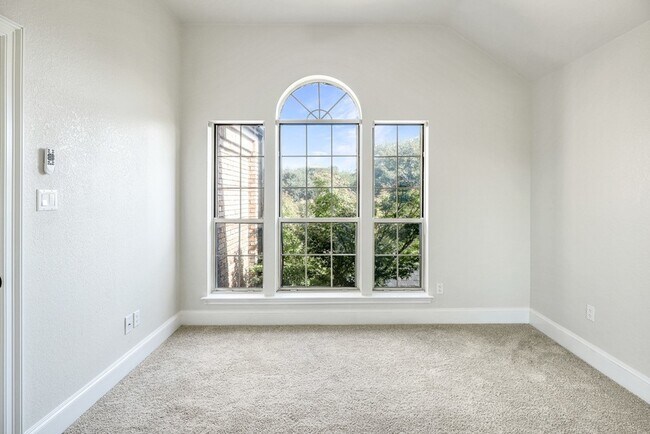 Building Photo - 2912 Bluffview Dr