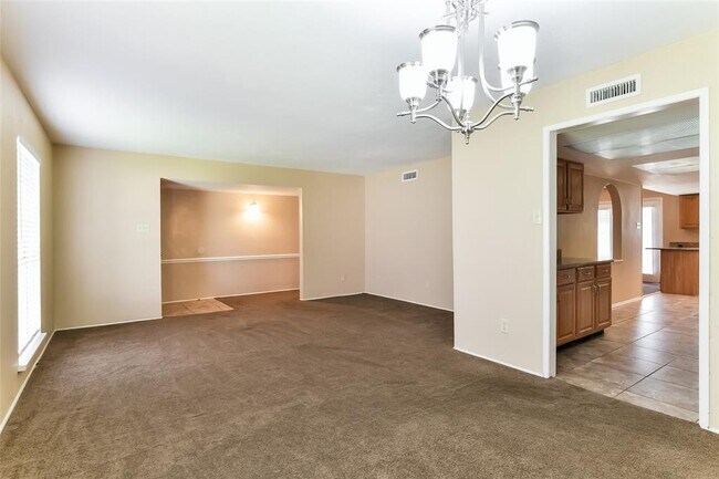 Building Photo - 5514 Edgebrook Forest Dr