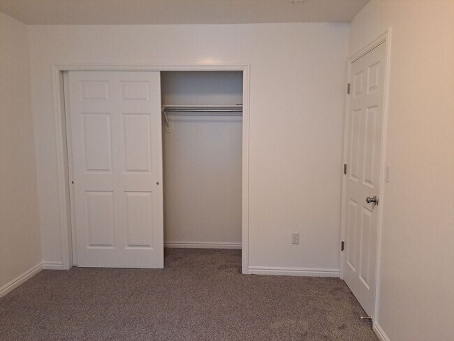 Building Photo - End unit townhome with basement suite!!