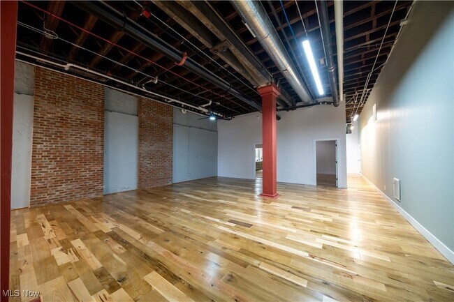 Building Photo - 635 W Lakeside Ave