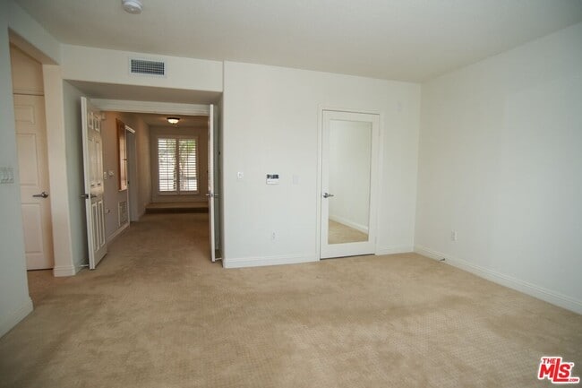 Building Photo - 5831 Seawalk Dr