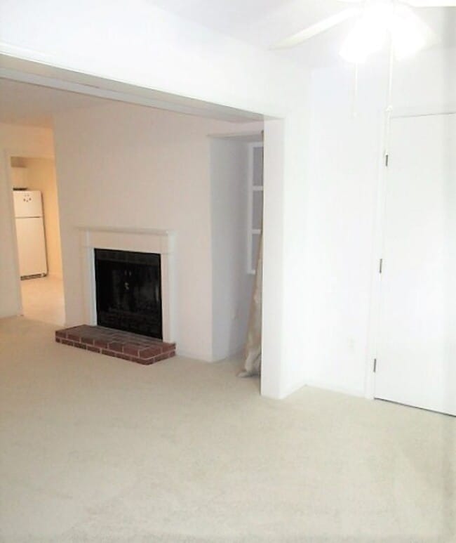 Building Photo - Private And Spacious, Ground Level, 2 Bedr...