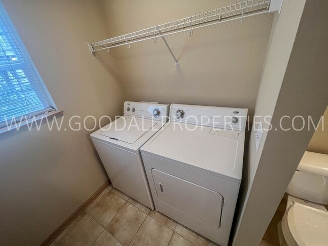 Building Photo - 3 Bedroom Townhome in Urbandale