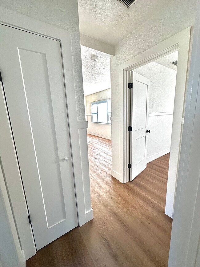 Building Photo - 1050 Nokomis St