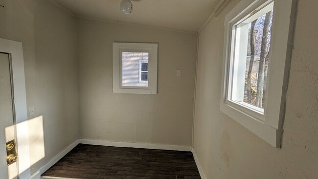 Building Photo - 247 W. Southern. large 2 bedroom house