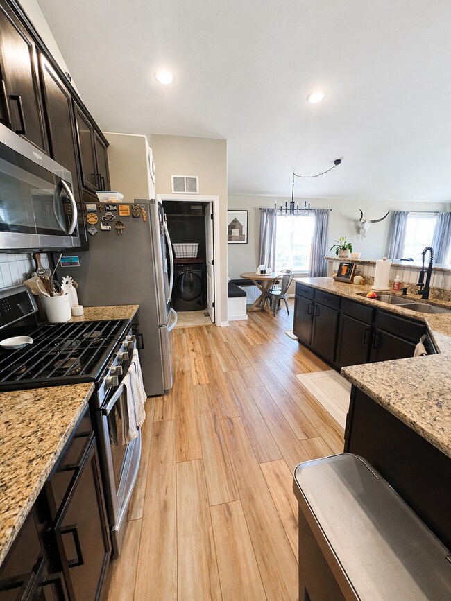 Building Photo - Stunning 5 Bedroom Ranch Home in Lorson Ranch!