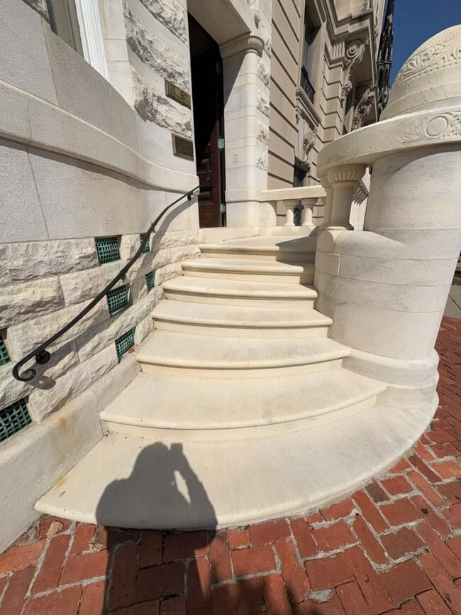 Building Photo - $250 Off Rent!!! Cozy & Spacious 1BR/1BA A...