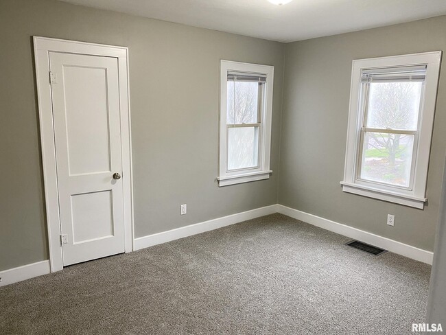 Building Photo - 303 Central St