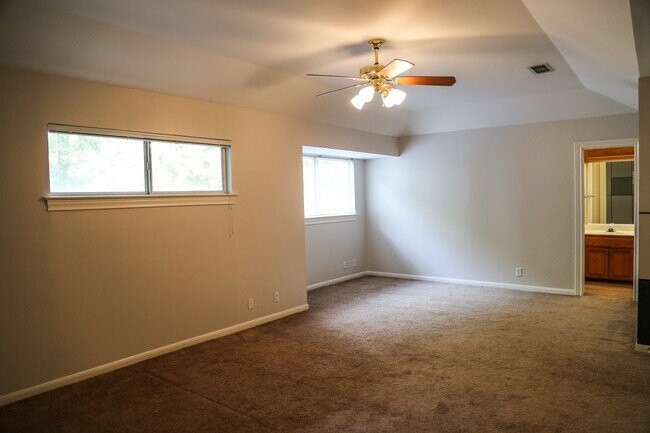 Building Photo - LINCOLN HEIGHTS 3-BEDROOM
