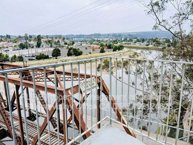 Building Photo - 1104 E Cliff Dr