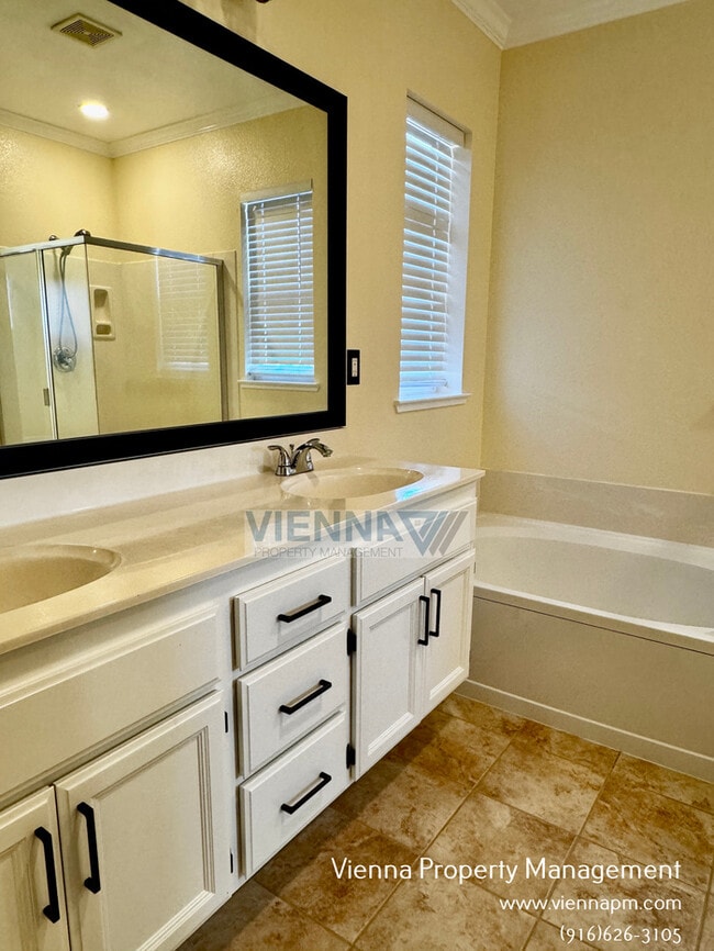 Building Photo - 829 Courtyards Loop