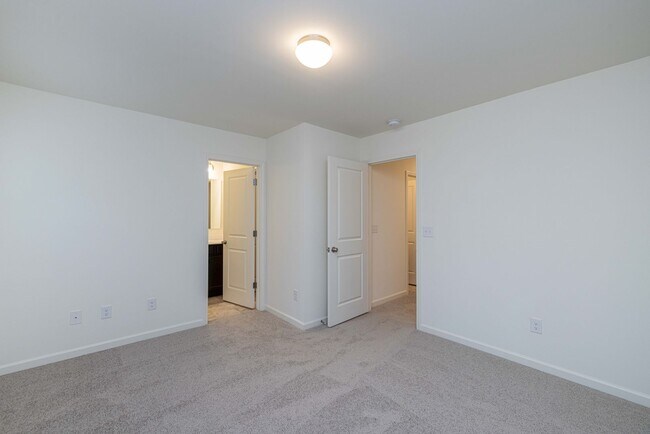 Building Photo - Charming 3-Bedroom End Unit Townhome Near Jack Alexander Blvd - MOVE IN SPECIAL