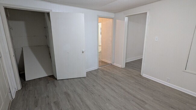 Building Photo - Charming 5-bedroom home located in the heart of Akron