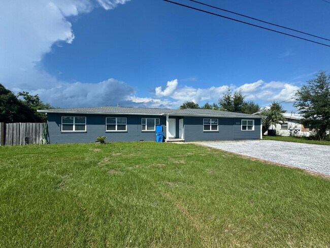 Building Photo - Charming 3-Bedroom 1-Bathroom Duplex Utilities Included!