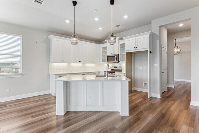 Building Photo - Your Ideal Home Awaits: Spacious 3/2 Bedro...