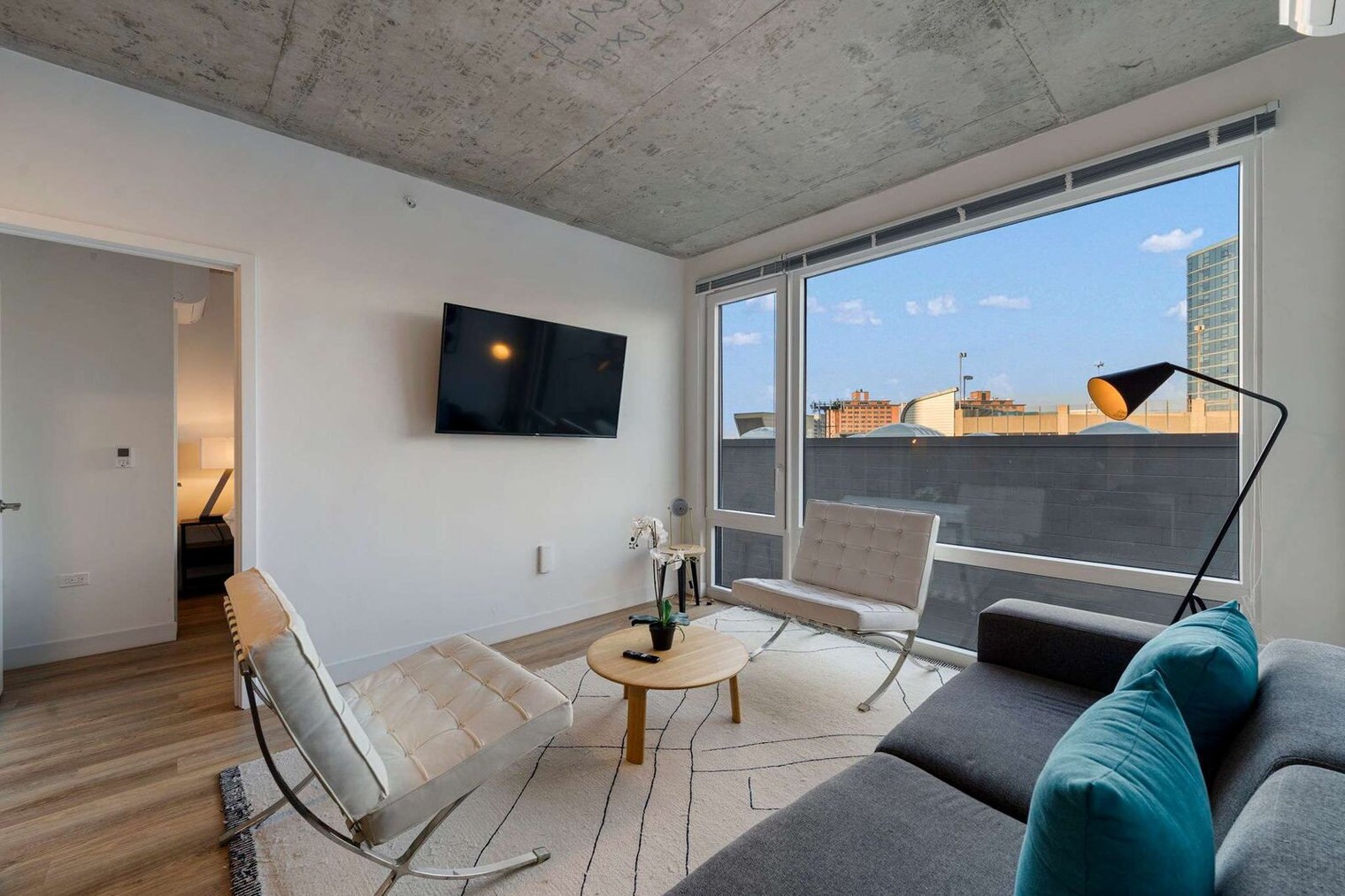 Building Photo - 853 W Blackhawk St