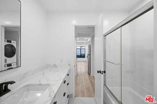Building Photo - 13025 Moorpark St