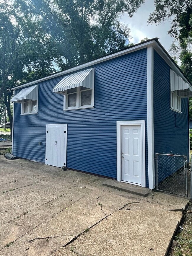 Building Photo - Highland 1 Bed Apartment