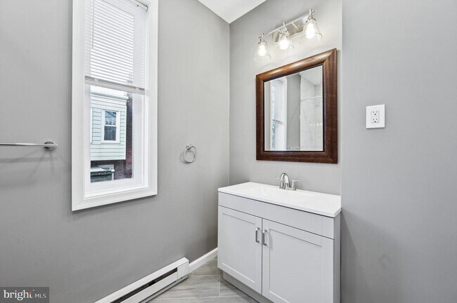 Building Photo - 2534 N Stanley St
