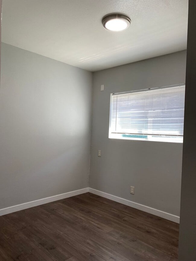 Building Photo - Newly Remodeled 2 Bedroom, 1 Bathroom Unit...