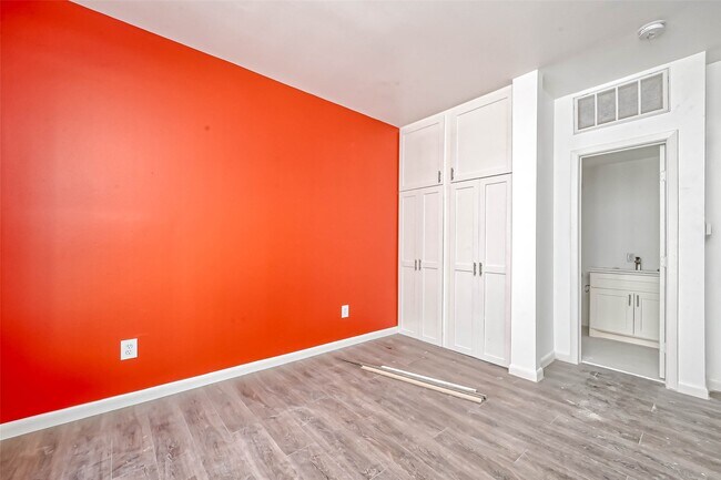 Building Photo - 1924 Calumet St