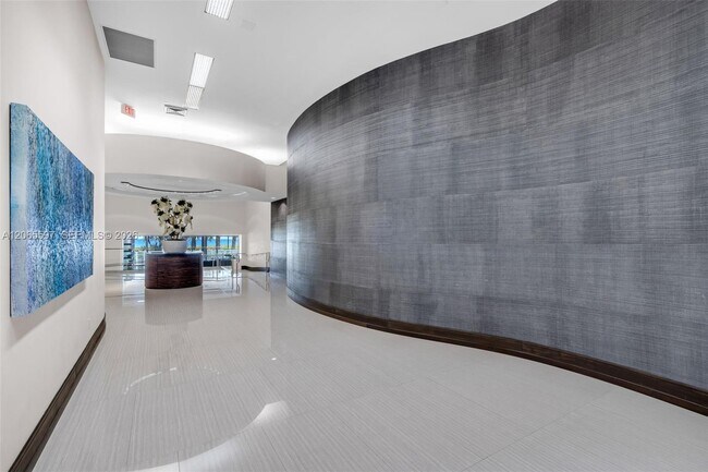 Building Photo - 16485 Collins Ave