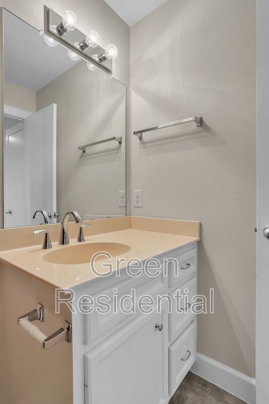 Building Photo - 919 E 36th St