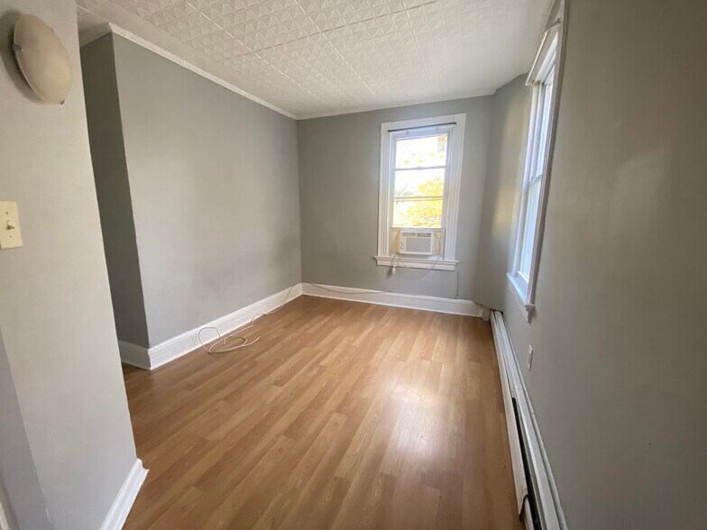 Unit 2 Bedroom - 530 Valley Rd