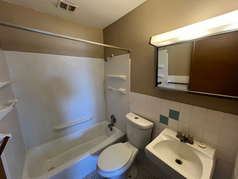 Building Photo - 2216 18 1/2 Ave NW