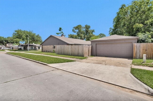 Building Photo - 4735 Lost Oak Dr