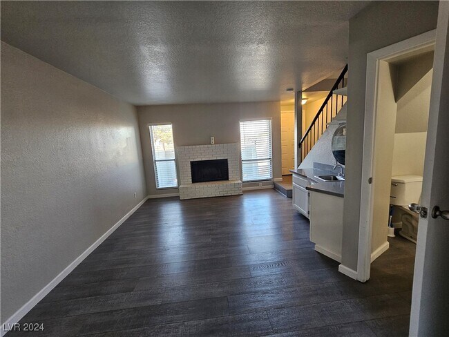 Building Photo - 3749 Carlyle Dr