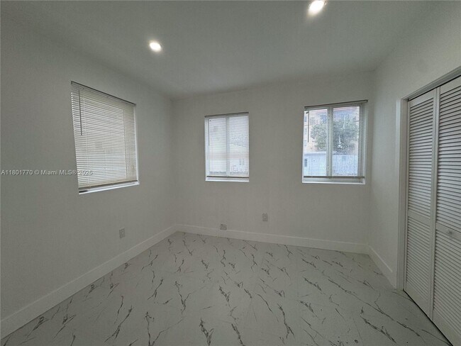 Building Photo - 856 SW 6th St