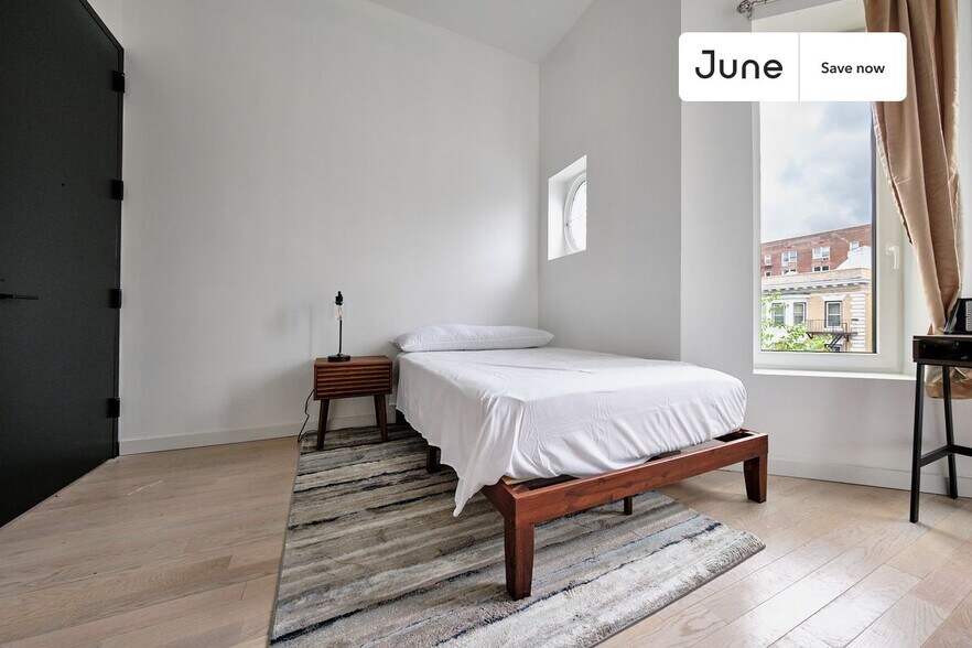 Building Photo - 624 E 17th St