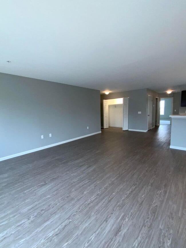 Building Photo - 200 Larkspur Ln