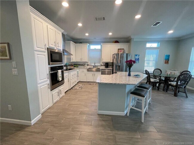 Building Photo - 118 NE Bay Dr