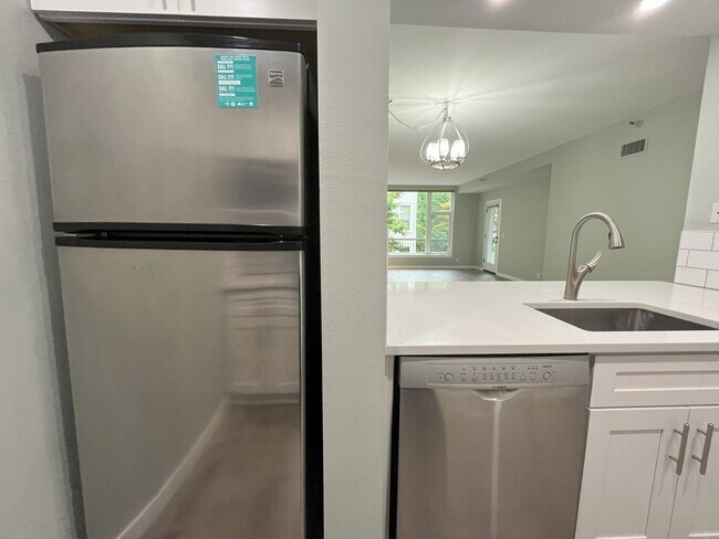 Building Photo - 1BD/1BA RiverPlace Condo - Secure Parking Included. Walk to OHSU, Waterfront, Shops & Restaurants.