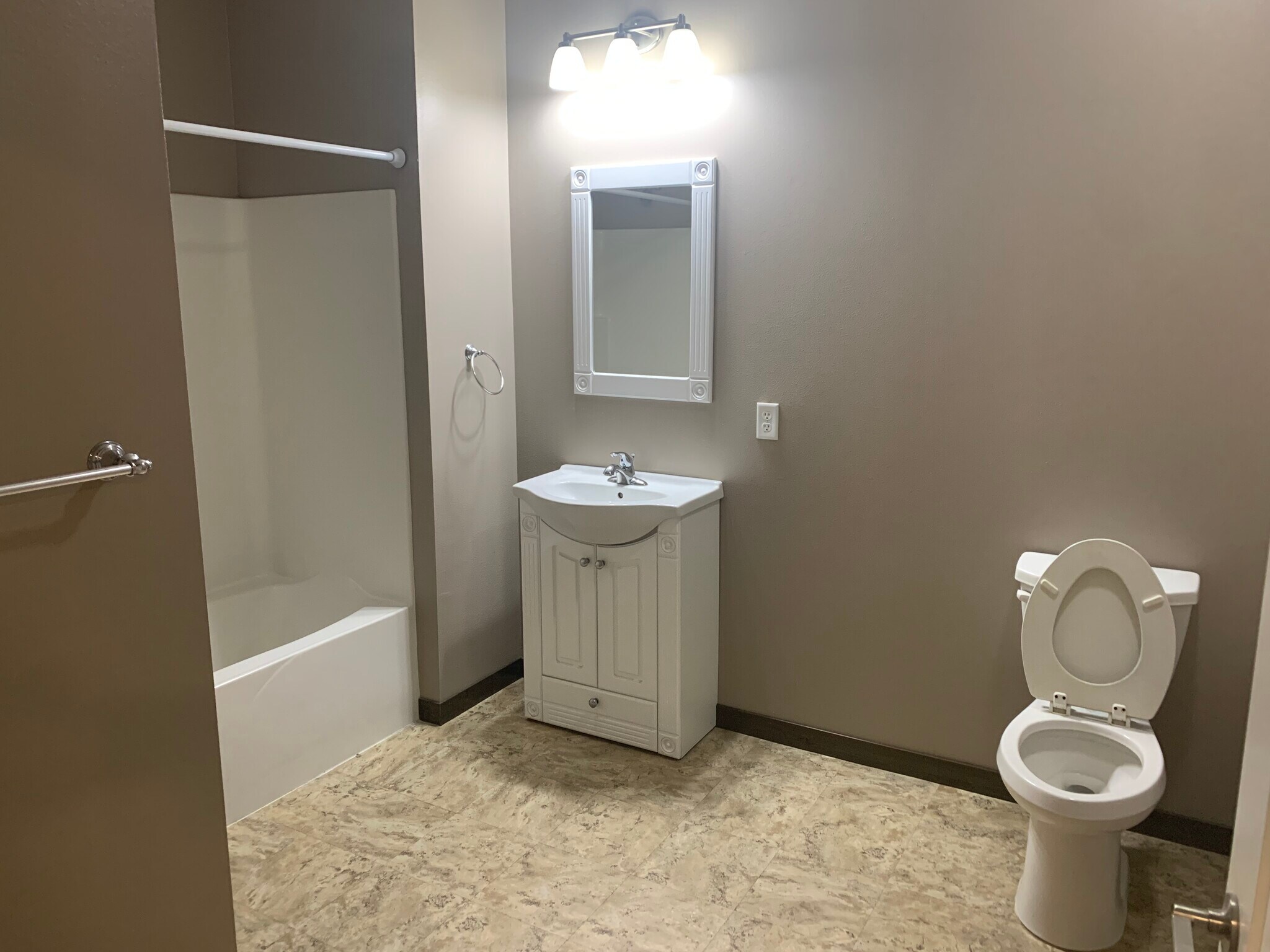 Large open bathroom - 207 Lake Park Blvd