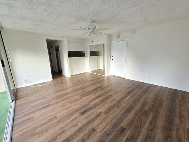 Building Photo - Spacious 2br/1.5ba/2pkg Condo in Waikiki