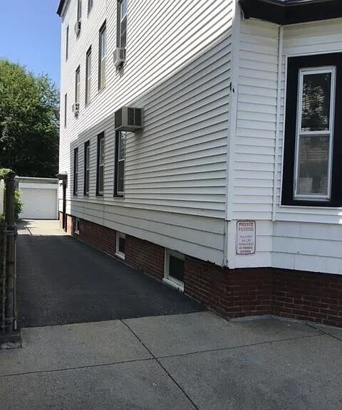 Building Photo - 16 Marney St