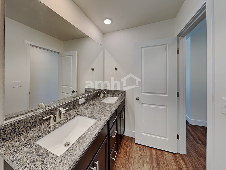 Building Photo - 32974 Lookout Ln